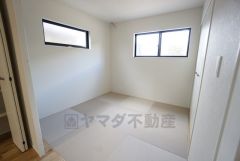 4.5帖。リビング隣には、ホッとできる和室を用意。お子様のお昼寝スペースや書斎としても活躍してくれそうです＾＾定番の緑色ではなく、明るいカラーの畳でお洒落なお家に馴染みますね＾＾