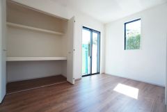 主寝室としてお使いいただけそうなこちらのお部屋は、日当たりが良く、爽やかな風を感じて起きる朝は、快適生活の始まりに。