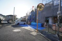 前面道路は南東側約4ｍの公道に面しています。