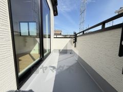 南向きで陽当たりの良いバルコニーです。お洗濯やお布団干しはもちろん、日光浴スペースにも＾＾足元は防水工事施工済です。