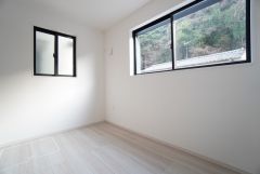 4.1帖。2面採光を確保した明るい室内は、風通しも良く、大変居心地の良い空間となっております。日当たりがよく、子供部屋としての利用もおすすめ。