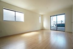 大きな掃き出し窓のあるリビングは、陽光あふれる明るい空間です。ゆったりと寛げる憩いの場となりそうです。