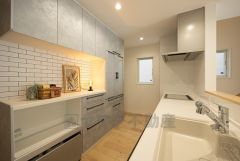 対面式キッチンなのでリビングにいるご家族とコミュニケーションを取りながら洗い物や、お料理が楽しめそうですね＾＾