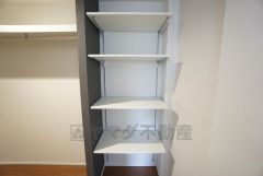 寝室にはウォークインクローゼットの横に可動棚タイプの収納も設けられています。帽子やバッグなどの収納に便利ですね＾＾