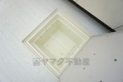 キッチンに床下収納があります。長期保存ができるもの、調理器具、防災グッズを入れておくのもいいですね。