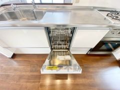 炊事時間を大幅に短縮できる食器洗浄乾燥機付き＾＾食器を洗う手間が減るので家族とのコミュニケーションの時間や自分の時間が増えますね。 