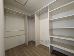 2階には居室から独立したファミリークローゼット付き。ご家族の衣類や荷物をまとめて収納できます＾＾適切な場所に配置することで生活動線を短くし、家事効率も高まりますね＾＾