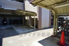 共用部。駐輪場には屋根があるので雨や雪から自転車を守ります。お子様を乗せたり降ろしたりする際も慌てず安心です。