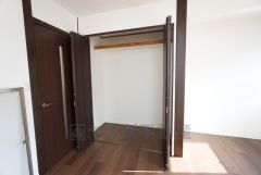 寝室にはクローゼットも付いています＾＾使用頻度が少ないものは枕棚の上に、足元には3段ボックスを置いて、フル活用できますね＾＾大きめのスーツケースなどもすっきりと収納できます＾＾全居室収納付き＾＾