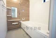 1日の疲れを癒すくつろぎのバスルーム。足を伸ばしてもゆったりと入れるサイズです。お子様と一緒にお風呂に入っても狭くないですね＾＾
