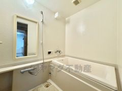 1日の疲れを癒すくつろぎのバスルーム。足を伸ばしてもゆったりと入れるサイズです。お子様と一緒にお風呂に入っても狭くないですね＾＾ 