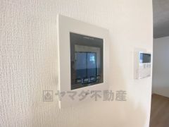 防犯性もばっちり、TVモニター付きインターホン完備。大きなモニターで玄関先を確認できます。録画機能が付いているので不在時の訪問者も確認できて安心です＾＾