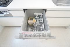 炊事時間を大幅に短縮できる食器洗浄乾燥機付きキッチンです＾＾冬場の洗い物で手荒れの悩みもなくなります。