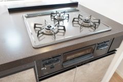 3種類の料理が同時に調理できる、3口ガスコンロ。忙しい夕食の支度時間が短縮できて効率よくお料理が楽しめます。