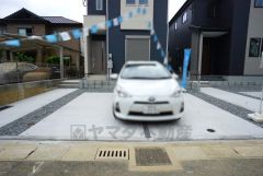 こちらの家には停めやすい並列駐車が2台分ついてます。マイカー用に、お客さま用に、余裕を持ってご利用いただけます。