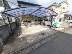 カーポートはゆとりある並列3台分を確保。マイカー用に、お客さま用に、余裕を持ってご利用いただけます＾＾屋根があり、大事なお車を雨や紫外線から守ってくれます＾＾ 