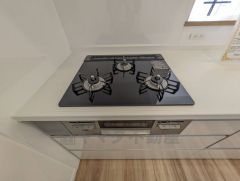 3種類の料理が同時に調理できる、3口ガスコンロ。忙しい夕食の支度時間が短縮できて効率よくお料理が楽しめます。