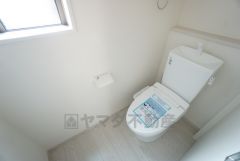 1階2階の2ヶ所にトイレがありますので、忙しい朝にも家族に気を使わず、ゆとりが生まれますね＾＾ 小窓付きで換気する時に便利です＾＾