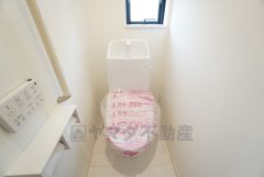 1階2階の2ヶ所にトイレがありますので、忙しい朝にも家族に気を使わず、ゆとりが生まれますね＾＾ 小窓付きで換気する時に便利です＾＾