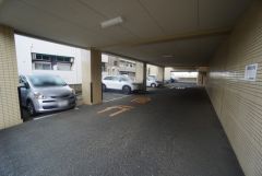 敷地内に駐車場を備えており、日々の車利用がスムーズ＾＾敷地内に駐車場あります。3，000円/月。空き状況はお問い合わせください＾＾