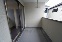 陽当たりの良いバルコニーです。お洗濯やお布団干しはもちろん、日光浴スペースにも。足元は防水工事施工済です。