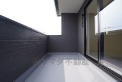 幅広のインナーバルコニーは多少の雨でも洗濯物を守ってくれ、家事を助けてくれること間違いなし。眩しすぎる日差しも和らげます。