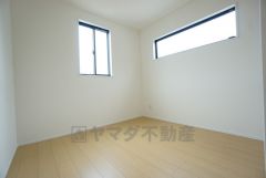 5.2帖。2面採光を確保した明るい室内は、風通しも良く、大変居心地の良い空間となっております。日当たりがよく、子供部屋としての利用もおすすめ。ウォークインクローゼット付きです＾＾ 