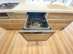 炊事時間を大幅に短縮できる食器洗浄乾燥機付き＾＾食器を洗う手間が減るので家族とのコミュニケーションの時間や自分の時間が増えますね。