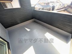 広々としたバルコニー。 天気のいい日にはお布団もまとめて干せそうですね＾＾