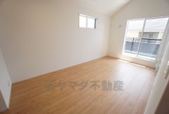 主寝室としてお使いいただけそうなこちらのお部屋は、日当たりが良く、爽やかな風を感じて起きる朝は、快適生活の始まりに。