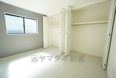 暖かい日差しが差し込む洋室。たっぷり収納できるクローゼット付きでお部屋の中をすっきりと快適に保てます。