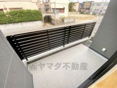 陽当たり、風通しの良いテラスです＾＾お休みの日にはコーヒーを飲みながらのんびりするのにもちょうど良いサイズ感ですね。