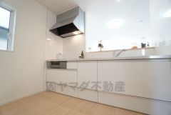 対面式キッチンなのでリビングにいるご家族とコミュニケーションを取りながら洗い物や、お料理が楽しめそうですね＾＾