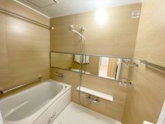 1日の疲れを癒すくつろぎのバスルーム。雨の日のお洗濯にも嬉しい浴室乾燥付き。換気機能付きなのでお風呂のカビ予防にもなります＾＾ 