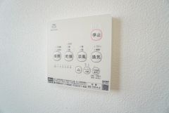 雨の日の洗濯も安心できる浴室暖房乾燥機付き浴室。リモコンで操作もボタン1つで簡単。