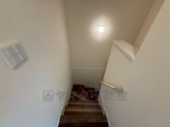 お子様も高齢の方も安心して上り下りができる手摺がついた安心設計です。