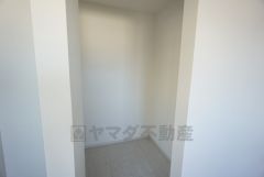 2階2洋室にウォークインクローゼットが設けられています。たっぷり収納できるので衣替えの心配もいりませんね＾＾扉を付けていないので部屋がより広く感じられます。 