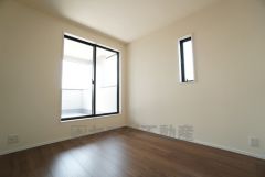 2面採光を確保した明るい室内は、風通しも良く、大変居心地の良い空間となっております。日当たりがよく、子供部屋としての利用もおすすめ。