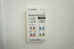 浴室暖房乾燥機には、暖房、乾燥、涼風、換気の4つの機能が付いています。タイマー付きです。換気・雨の日の洗濯も安心です＾＾