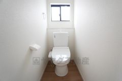 1階2階の2ヶ所にトイレがありますので、忙しい朝にも家族に気を使わず、ゆとりが生まれますね＾＾ 小窓付きで換気する時に便利です＾＾
