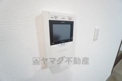 防犯はもちろん、セールスマン対策にもなるモニター付きインターホンです。 来訪者の顔が見えるので安心ですね＾＾