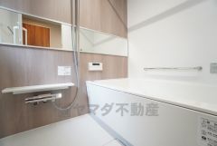 1日の疲れを癒すくつろぎのバスルーム。足を伸ばしてもゆったりと入れるサイズです。お子様と一緒にお風呂に入っても狭くないですね＾＾