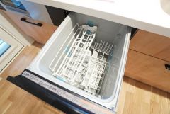 炊事時間を大幅に短縮できる食器洗浄乾燥機付き＾＾食器を洗う手間が減るので家族とのコミュニケーションの時間や自分の時間が増えますね。