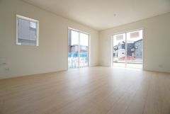 大きな掃き出し窓のあるリビングは、陽光あふれる明るい空間です。ゆったりと寛げる憩いの場となりそうです。 
