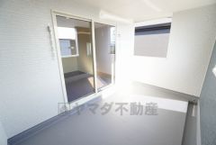 幅広のインナーバルコニーは多少の雨でも洗濯物を守ってくれ、家事を助けてくれること間違いなし。眩しすぎる日差しも和らげます。