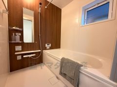 1日の疲れを癒すくつろぎのバスルーム。足を伸ばしてもゆったりと入れるサイズです。お子様と一緒にお風呂に入っても狭くないですね＾＾