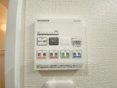 浴室暖房乾燥機には、暖房、乾燥、涼風、換気の4つの機能が付いています。タイマー付きです。換気・雨の日の洗濯も安心です＾＾