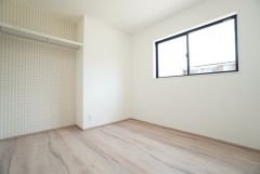 4.8帖。家具を選ばないナチュラルなフローリングとシンプルなクロスです＾＾