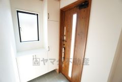 ご家族の靴をスッキリと片付けられるシューズボックス付きの玄関です＾＾スッキリと片付いた玄関は気持ちがいいです。 