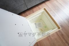 キッチンに床下収納があります。長期保存ができるもの、調理器具、防災グッズを入れておくのもいいですね。